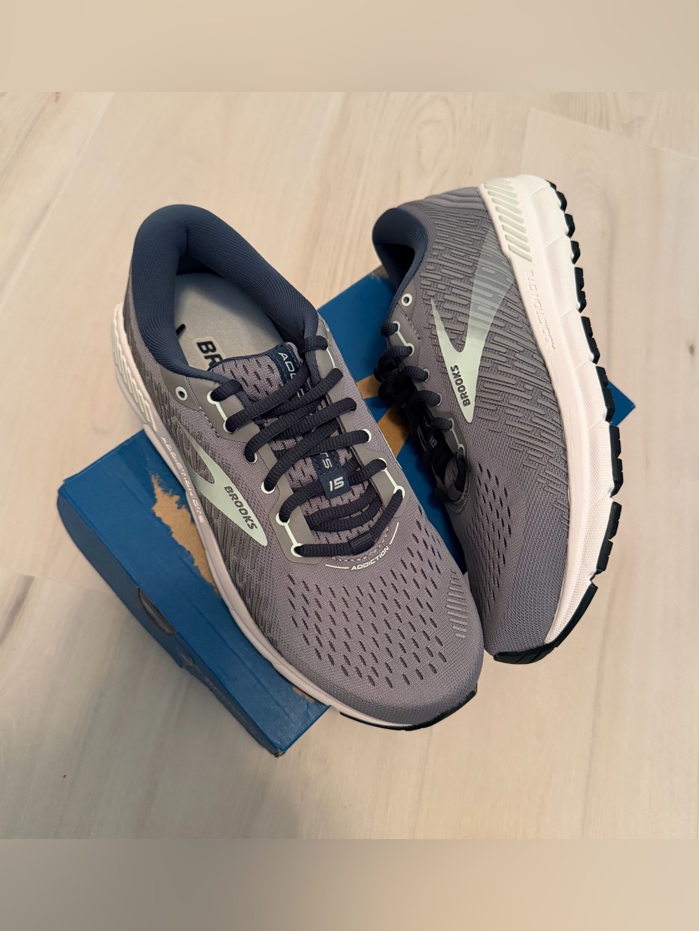 Brooks NIB Women's Gray/White/Blue Running Sneakers 9.5